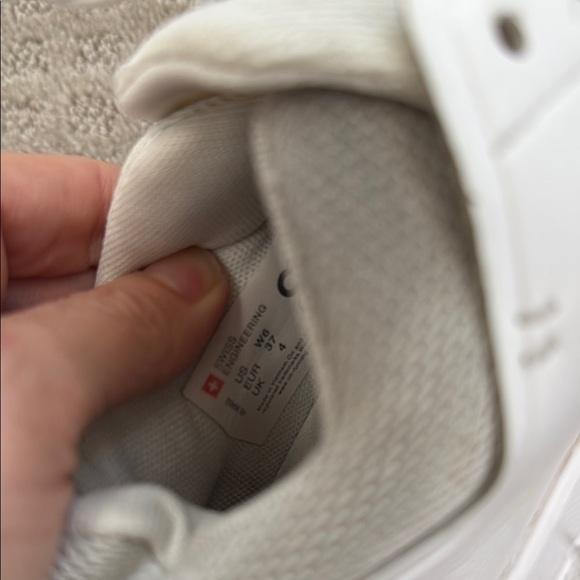 On Running Classic White Sneakers the Roger - Picture 4 of 5